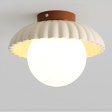 Plafondlamp met melkwitte kap die warme verlichting in de hal biedt