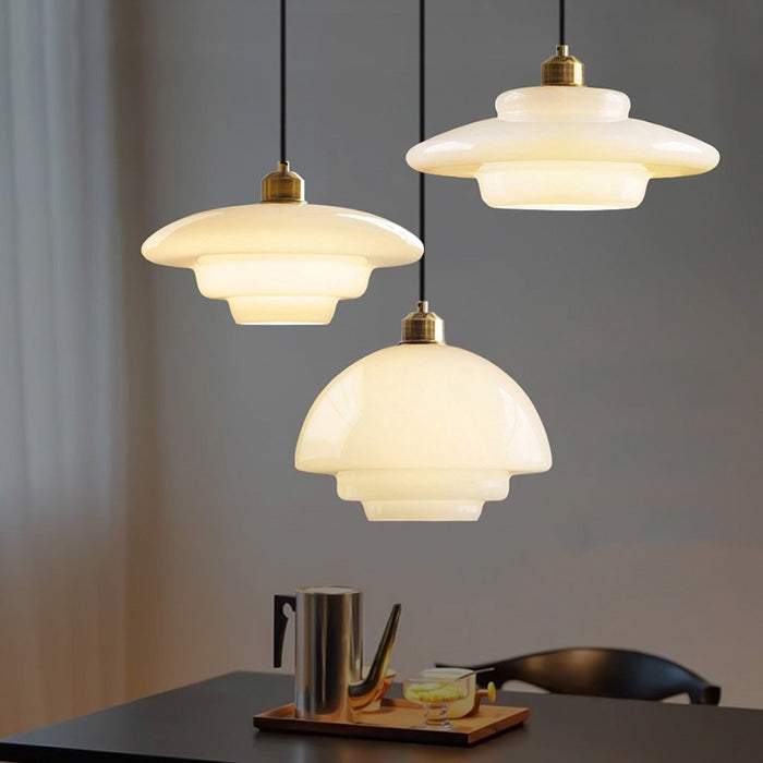 Melkwitte Glazen Hanglamp | Mid-Century Modern Design | Diameter Variaties | Verstelbare Ophanglengte | Glas en Messing | Geschikt voor 110V-120V | Elegant Statement Stuk voor Interieur