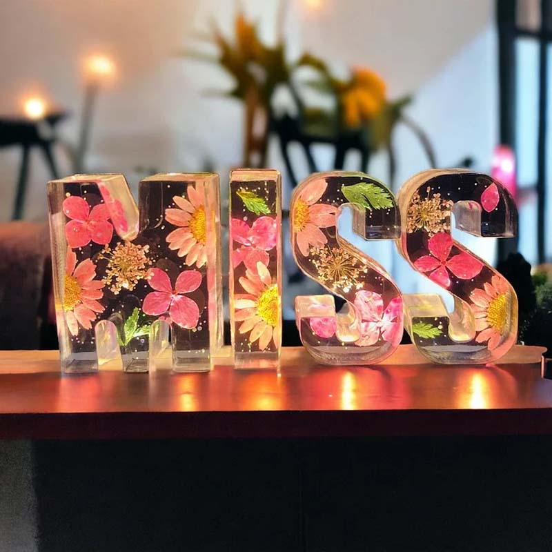 Nachtlampje van kunsthars met bloemenpatroon