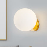 Wandlamp met matte glazen bol en gouden wandbevestiging