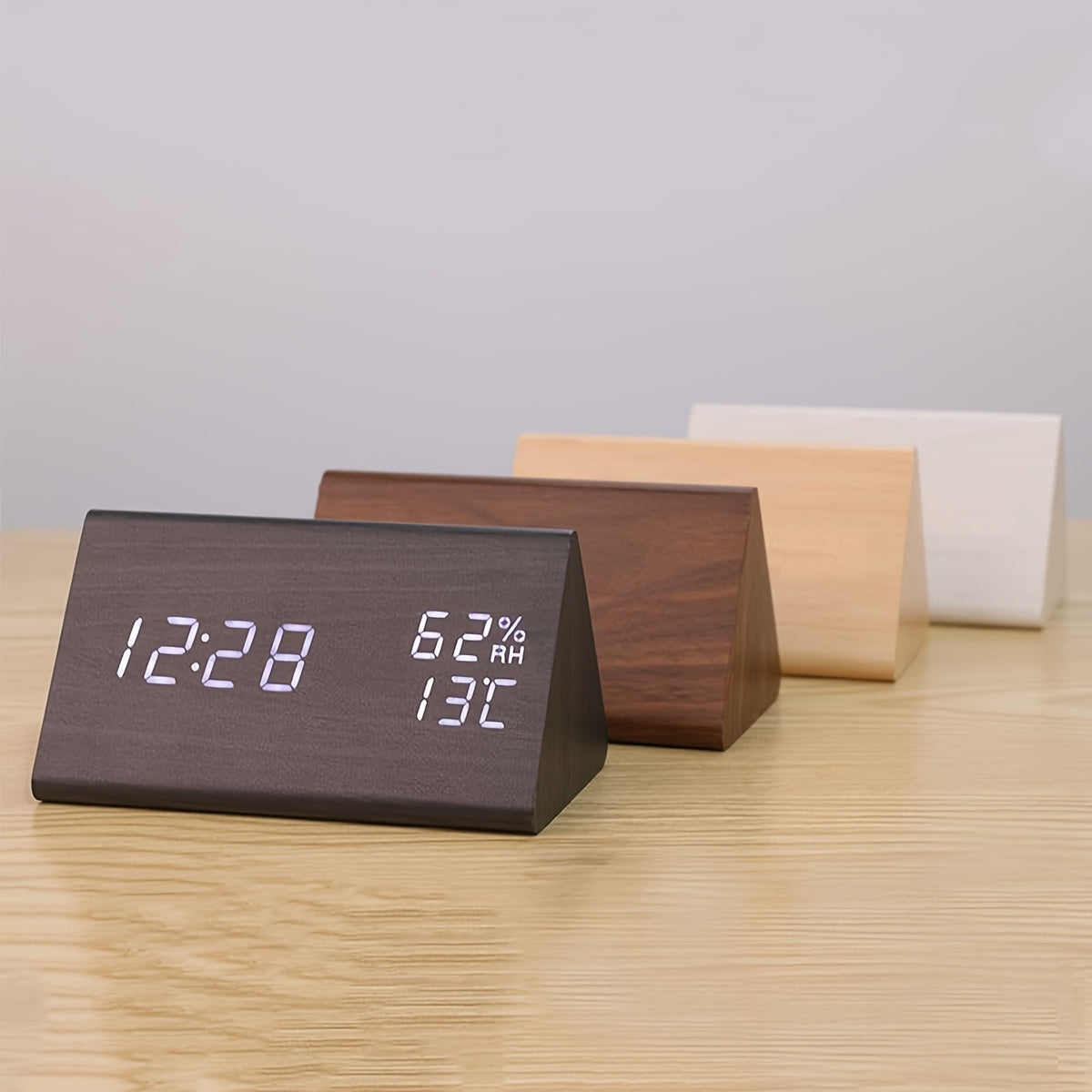TriWood LED Wekker – Functioneel en Minimalistisch Design