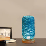 Kleine LED-tafellamp met houten voet en USB-oplaadfunctie
