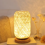 Kleine LED-tafellamp met houten voet en USB-oplaadfunctie
