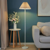 Retro vloerlamp met stoffen kap en ijzeren voet voor woonkamer en slaapkamer