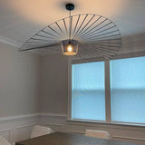 Zwarte Hanglamp in Hoedvorm – Moderne Elegantie