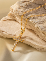Kruis Hanger met Gouden Afwerking, Glanzende Zirkonia en Spirituele Stijl