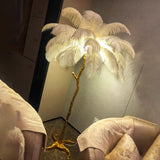 Hoge lamp met veren die luxe in elk interieur brengt!