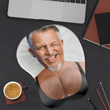 NaughtyPad | Maak werken, gamen of scrollen veel leuker met een muismat die je favoriete gezicht omtovert tot pure komische goud