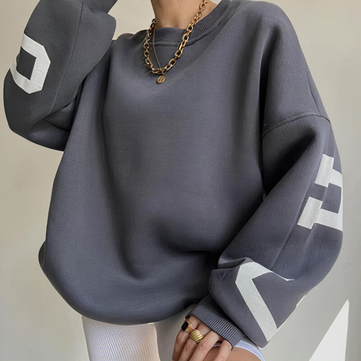 Clara - oversized klassieke wintertrui | Oversized comfortabele wintertrui voor dames | Tijdloze stijlvolle pullover | Perfect voor casual en chique outfits | Hoge kwaliteit en duurzaam | Elegant ontwerp en vrijheid van bewegingsvrijheid