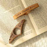 BookLover | Deze gepersonaliseerde houten boekenhouder houdt je verhaal open – met één hand, puur comfort