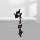 DynamicDuo - Man heft Vrouw Beeld Kunst Standbeeld