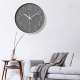 Stille en Elegante Wandklok met Reliëf Cijfers