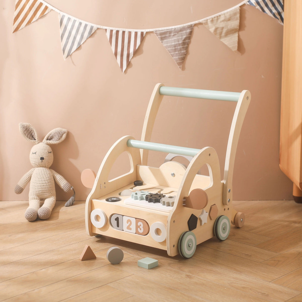 Houten loopwagen met Montessori-speelstukken en spiegels