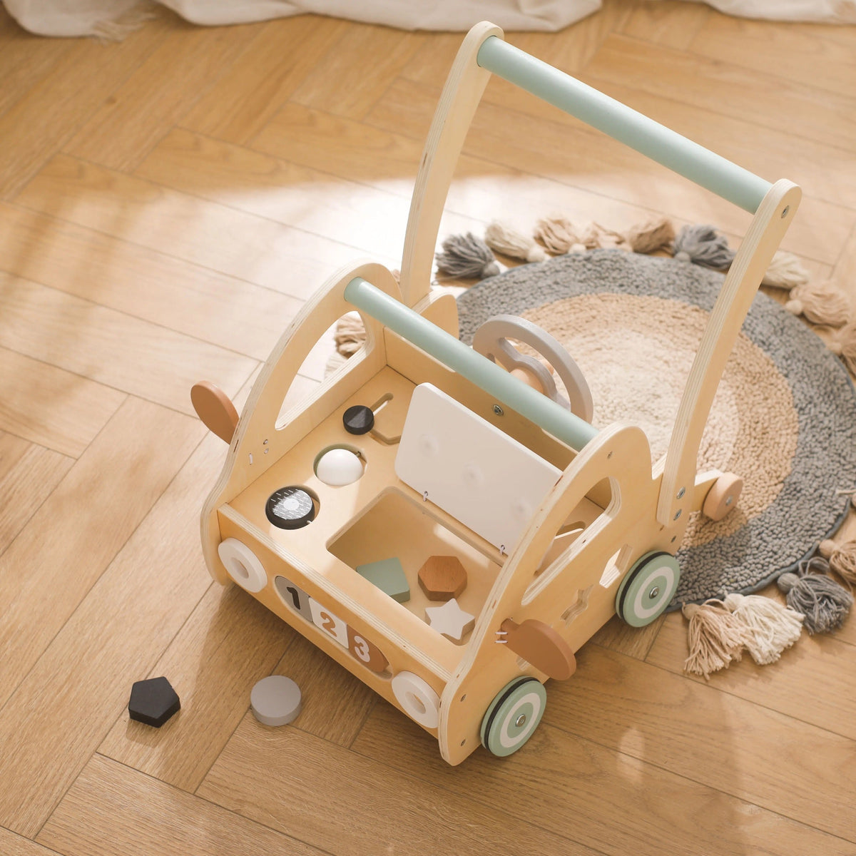 Houten loopwagen met Montessori-speelstukken en spiegels