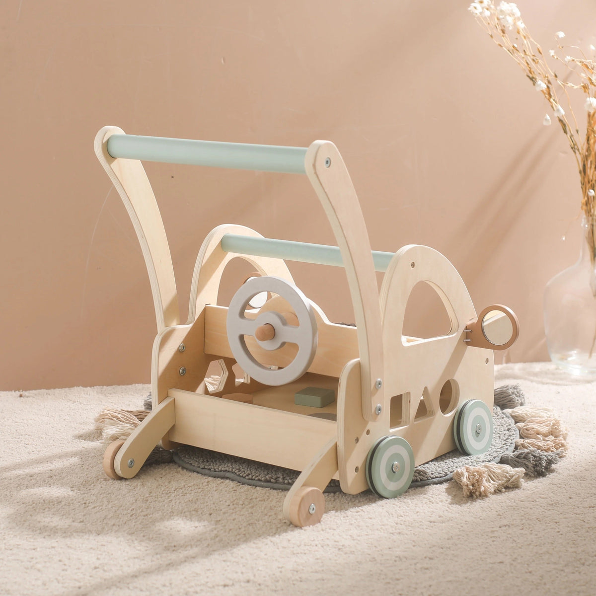 Houten loopwagen met Montessori-speelstukken en spiegels
