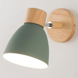 Moderne wandlamp met houten basis en metalen kap
