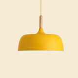 Moderne metalen hanglamp met houten accent – minimalistische Scandinavische stijl