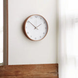 Noordse minimalistische wandklok van hout