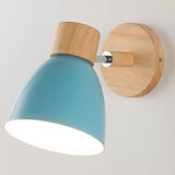 Moderne wandlamp met houten basis en metalen kap