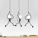 Hanglamp met een motief van een klimmende figuur