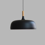 Moderne metalen hanglamp met houten accent – minimalistische Scandinavische stijl