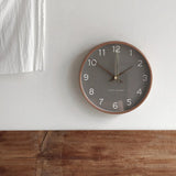 Noordse minimalistische wandklok van hout