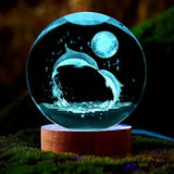 Mariluna Kristallen Bol Dolfijn | 3D-Lasergravure & LED-Basis | Maan- & Zee Motief