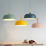 Moderne metalen hanglamp met houten accent – minimalistische Scandinavische stijl
