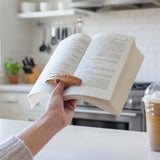 BookLover | Deze gepersonaliseerde houten boekenhouder houdt je verhaal open – met één hand, puur comfort