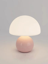 Moderne tafellamp met een bolvormige voet en een paddenstoelvormige kap – minimalistische stijl