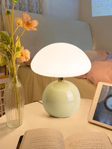 Moderne tafellamp met een bolvormige voet en een paddenstoelvormige kap – minimalistische stijl