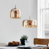 Glazen LED hanglamp in moderne stijl - minimalistische kap en gouden afwerking