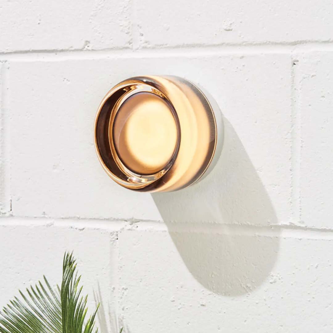 Nomeva | Moderne wandlamp met kuiltjestextuur | Hoogwaardig metaal | Energiezuinige LED | Verkrijgbaar in Amber, Rook, Wit | Eenvoudige installatie | 13,7x7 cm | Voor woonkamer, slaapkamer, gang
