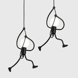 Hanglamp met een motief van een klimmende figuur