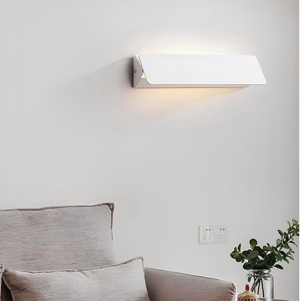 FlexiGlow Moderne Witte Wandlamp – Verstelbare Klep voor Perfecte Lichtspreiding