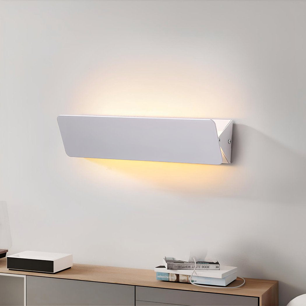 FlexiGlow Moderne Witte Wandlamp – Verstelbare Klep voor Perfecte Lichtspreiding