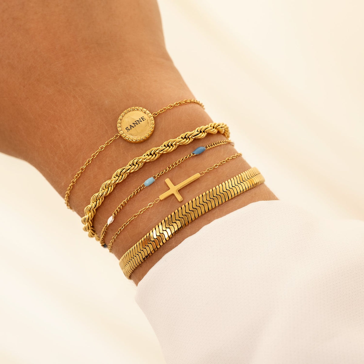 Gouden en zilveren kruisarmband