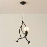 Hanglamp met een motief van een klimmende figuur