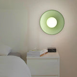 Moderne glazen plafondlamp met een minimalistisch ontwerp