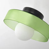 Moderne glazen plafondlamp met een minimalistisch ontwerp