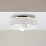 Moderne glazen plafondlamp met een minimalistisch ontwerp