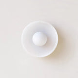 Moderne glazen plafondlamp met een minimalistisch ontwerp
