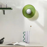 Moderne glazen plafondlamp met een minimalistisch ontwerp