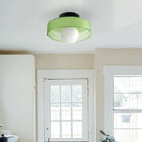 Moderne glazen plafondlamp met een minimalistisch ontwerp