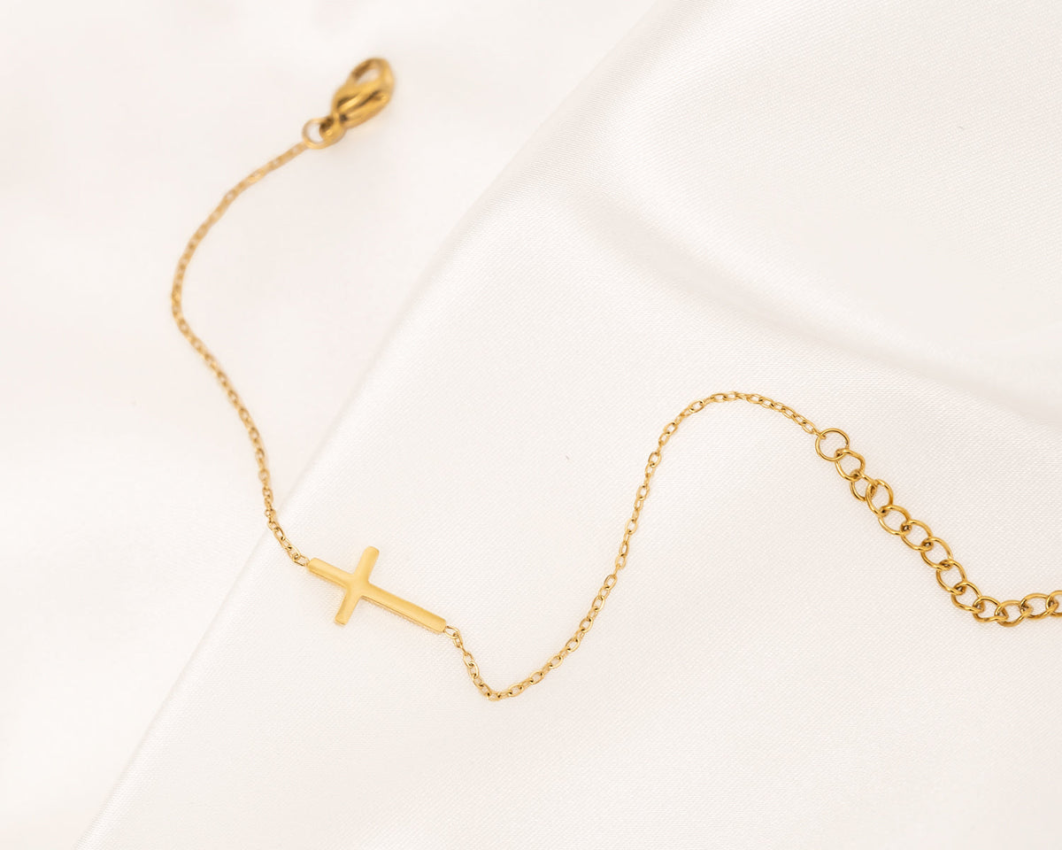 Gouden en zilveren kruisarmband