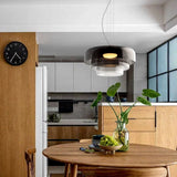 Moderne glazen hanglamp met gelaagde kap – design geïnspireerd op retrostijl
