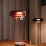 Moderne glazen hanglamp met gelaagde kap – design geïnspireerd op retrostijl