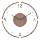 Noordse eenvoud in een houten klok