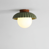 Plafondlamp met melkwitte kap die warme verlichting in de hal biedt