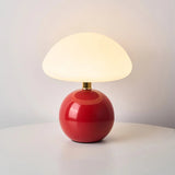 Moderne tafellamp met een bolvormige voet en een paddenstoelvormige kap – minimalistische stijl
